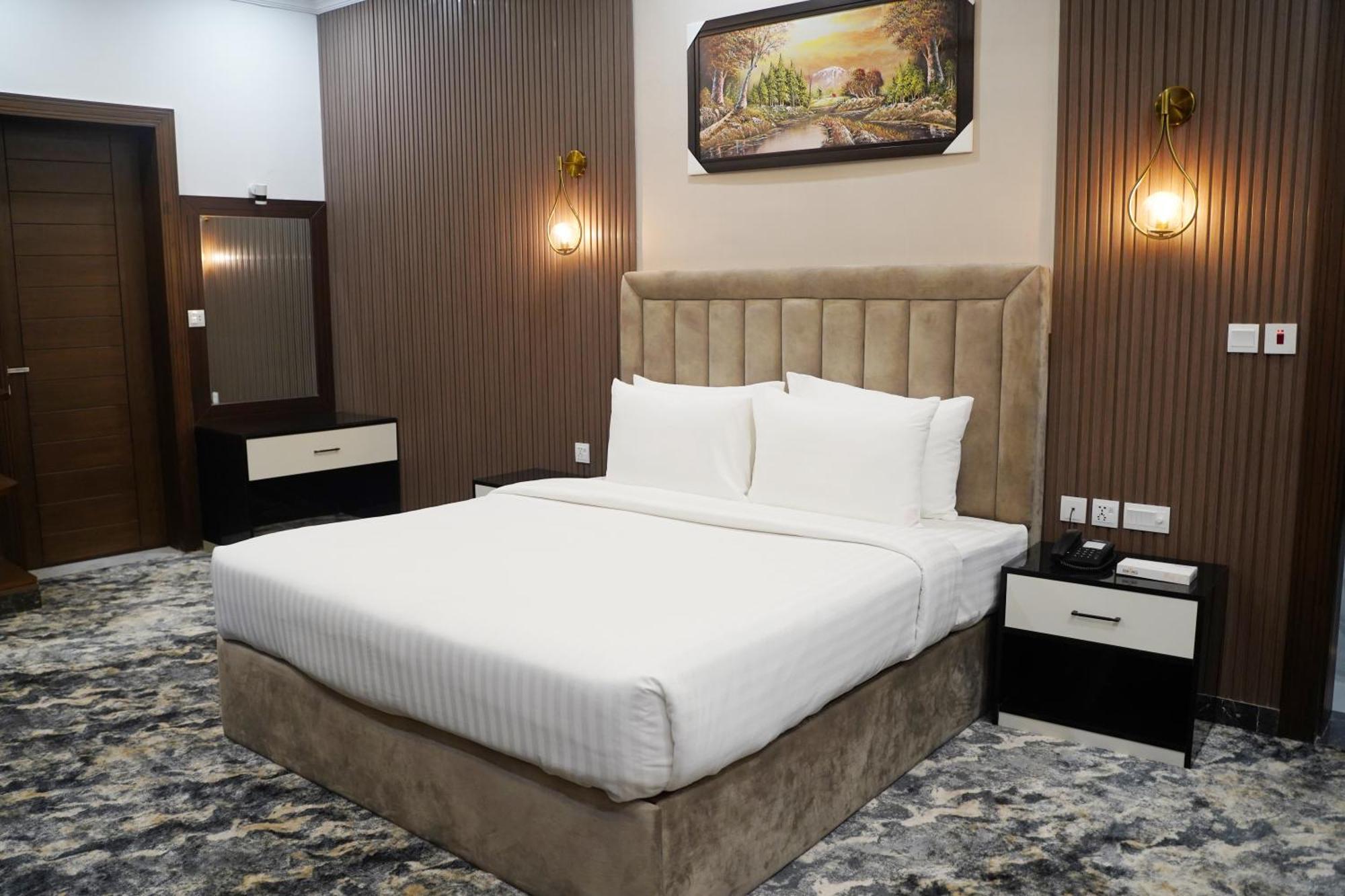Swarg Hotel Sahiwal エクステリア 写真