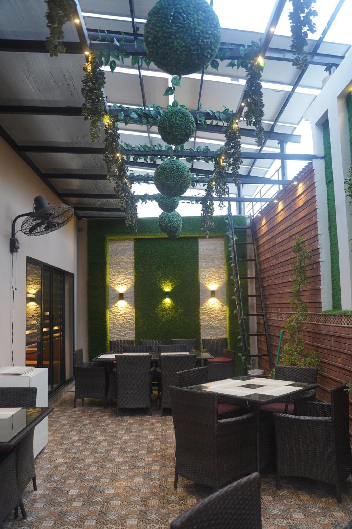 Swarg Hotel Sahiwal エクステリア 写真