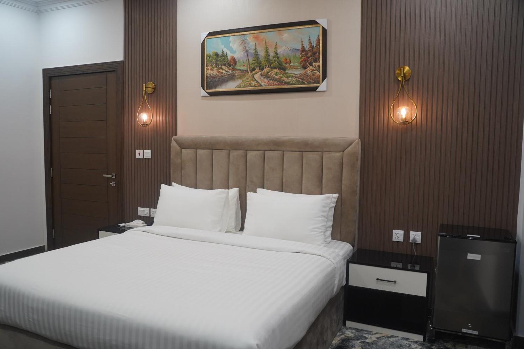 Swarg Hotel Sahiwal エクステリア 写真