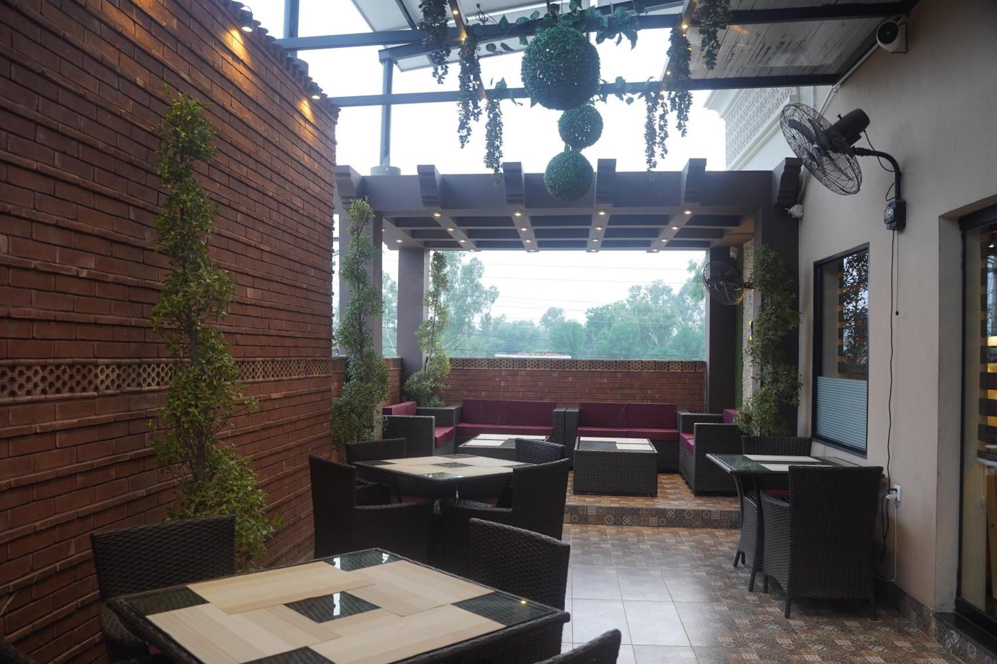Swarg Hotel Sahiwal エクステリア 写真