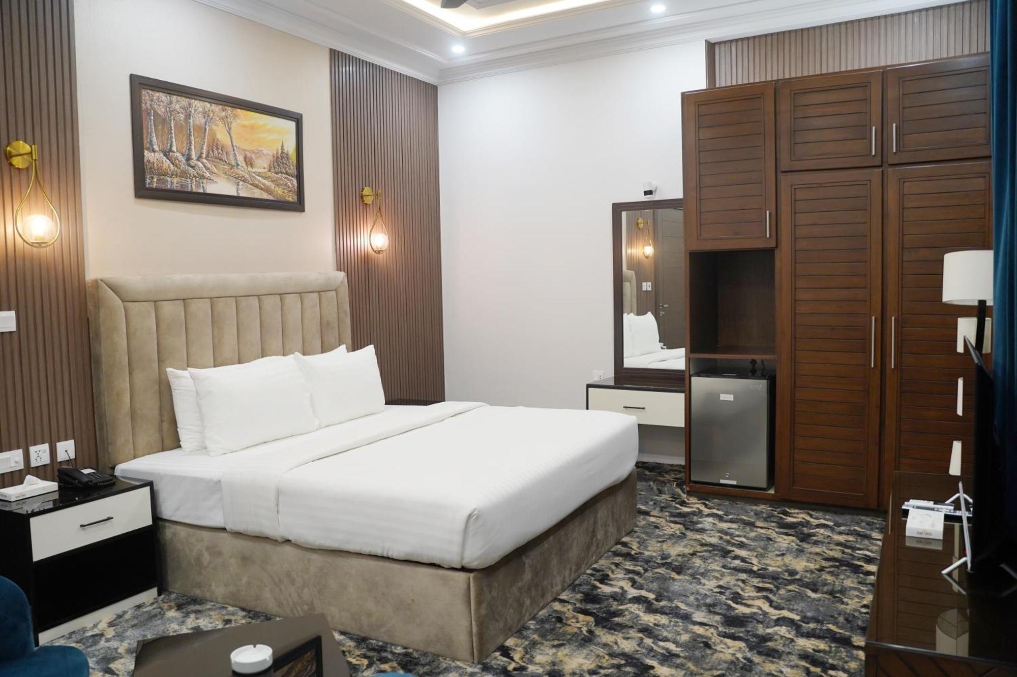 Swarg Hotel Sahiwal エクステリア 写真